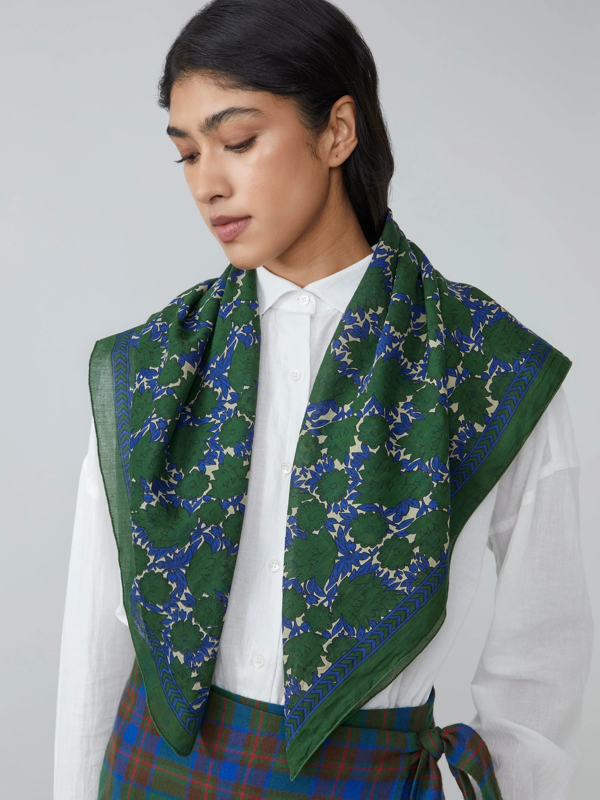 Scarf no. 680 in British Green