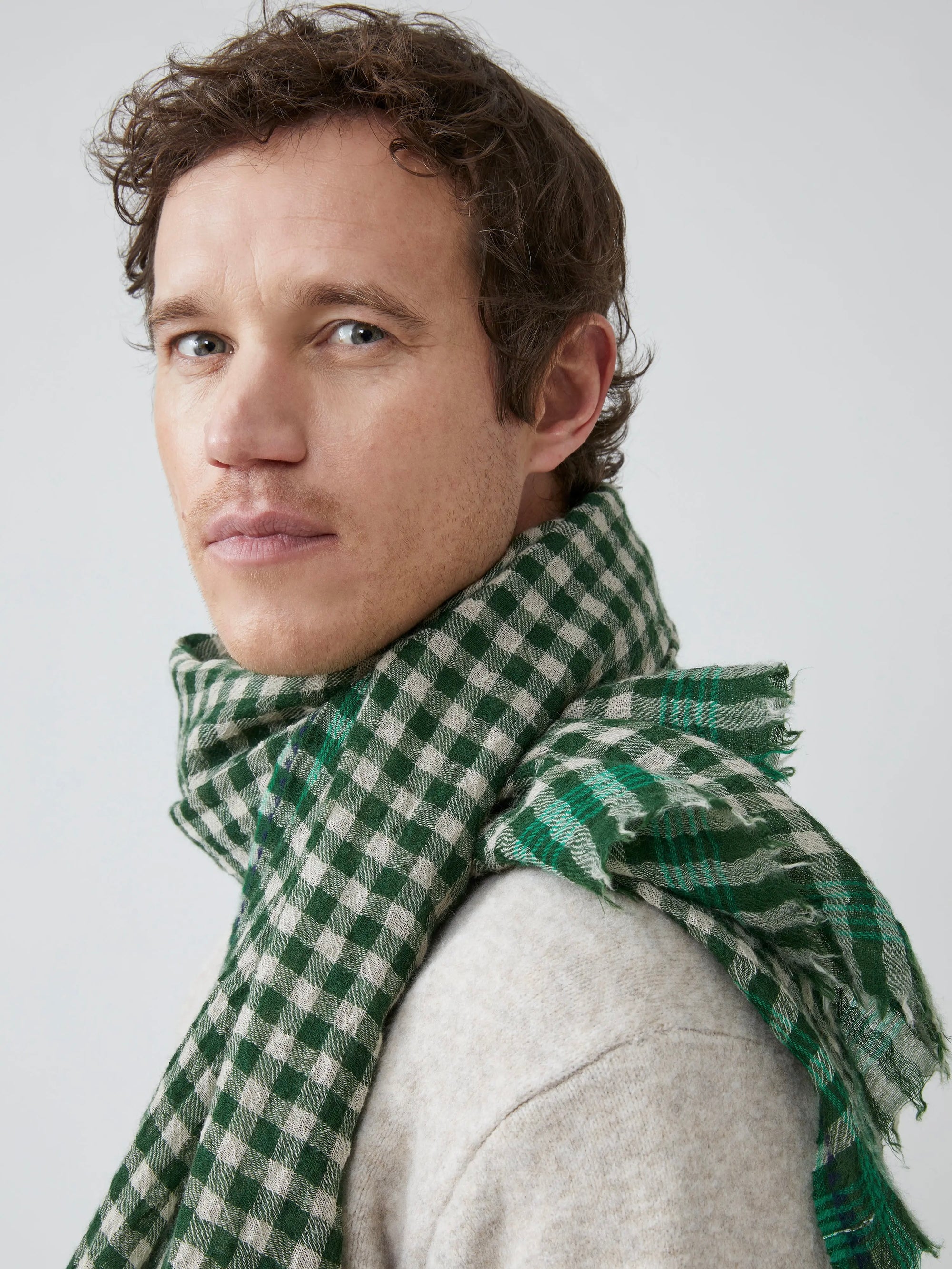 Scarf no. 693 in British Green
