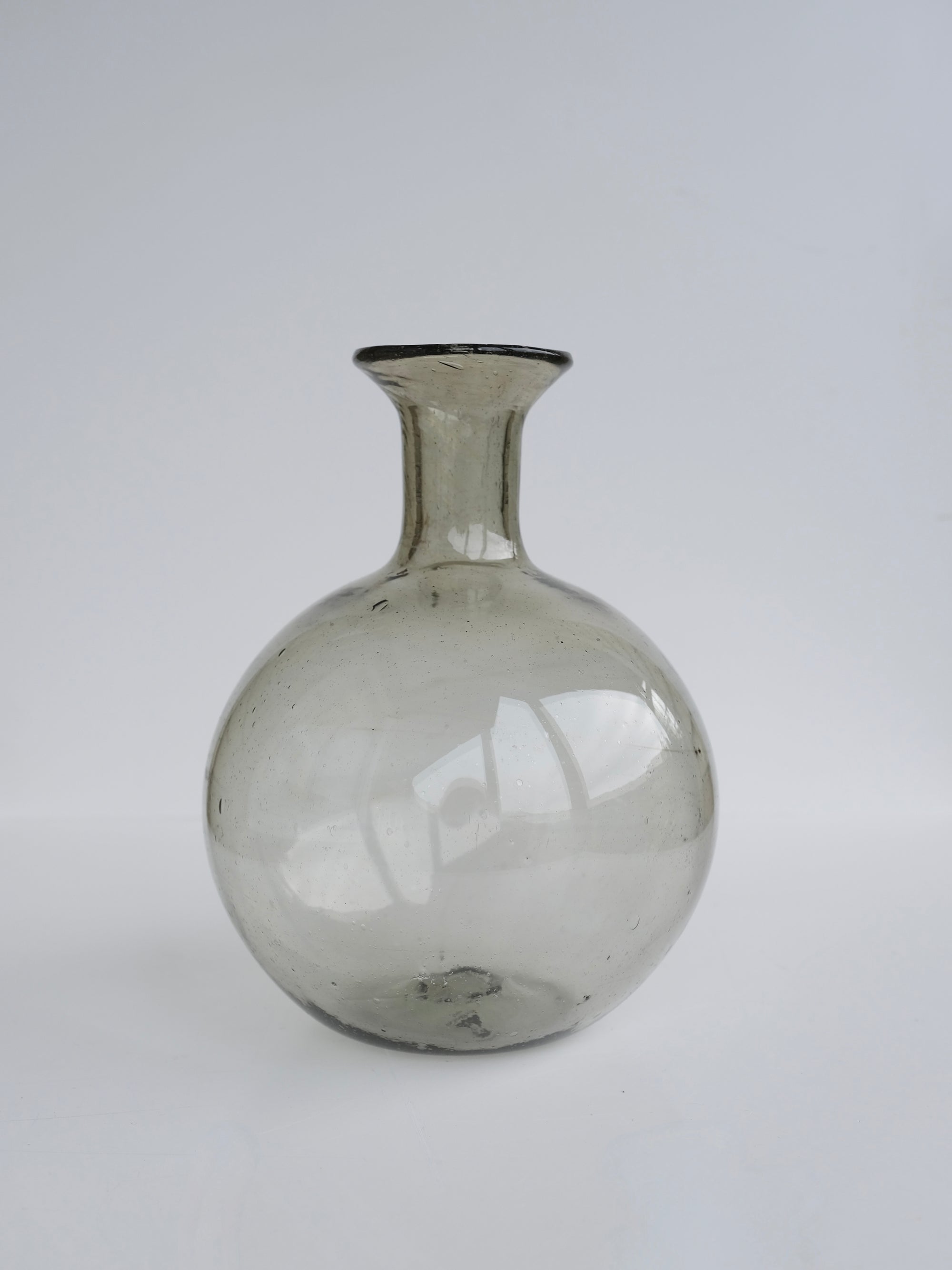 Bistrot Ronde Carafe in Smoke by La Soufflerie
