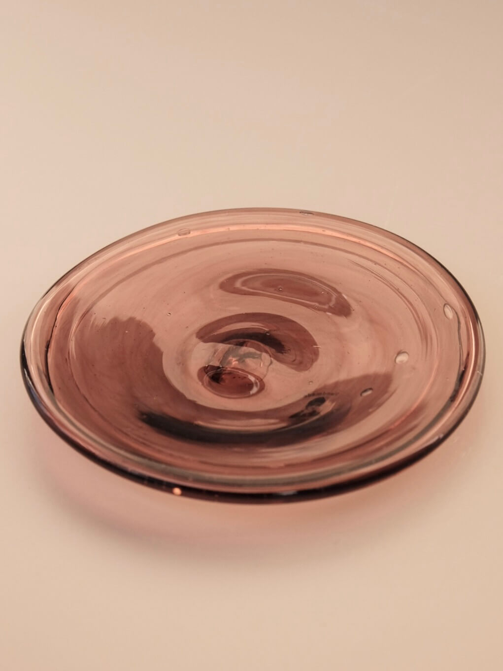 Glass Plate in Raspberry by La Soufflerie